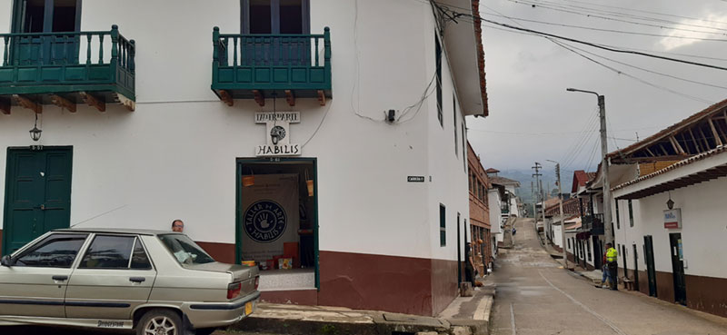 Taller de Arte Habilis en una esquina de Tenza Boyacá. El lugar donde trabaja el artista plástico Fernando Rebellón Zea